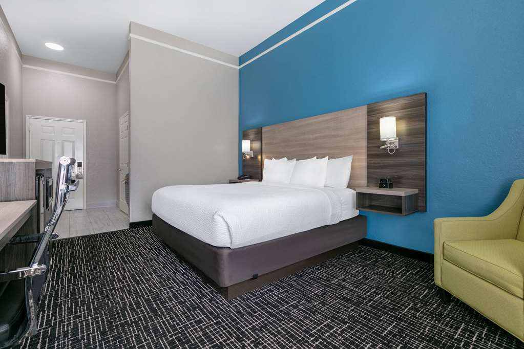 La Quinta Inn & Suites by Wyndham Weatherford - photo 23