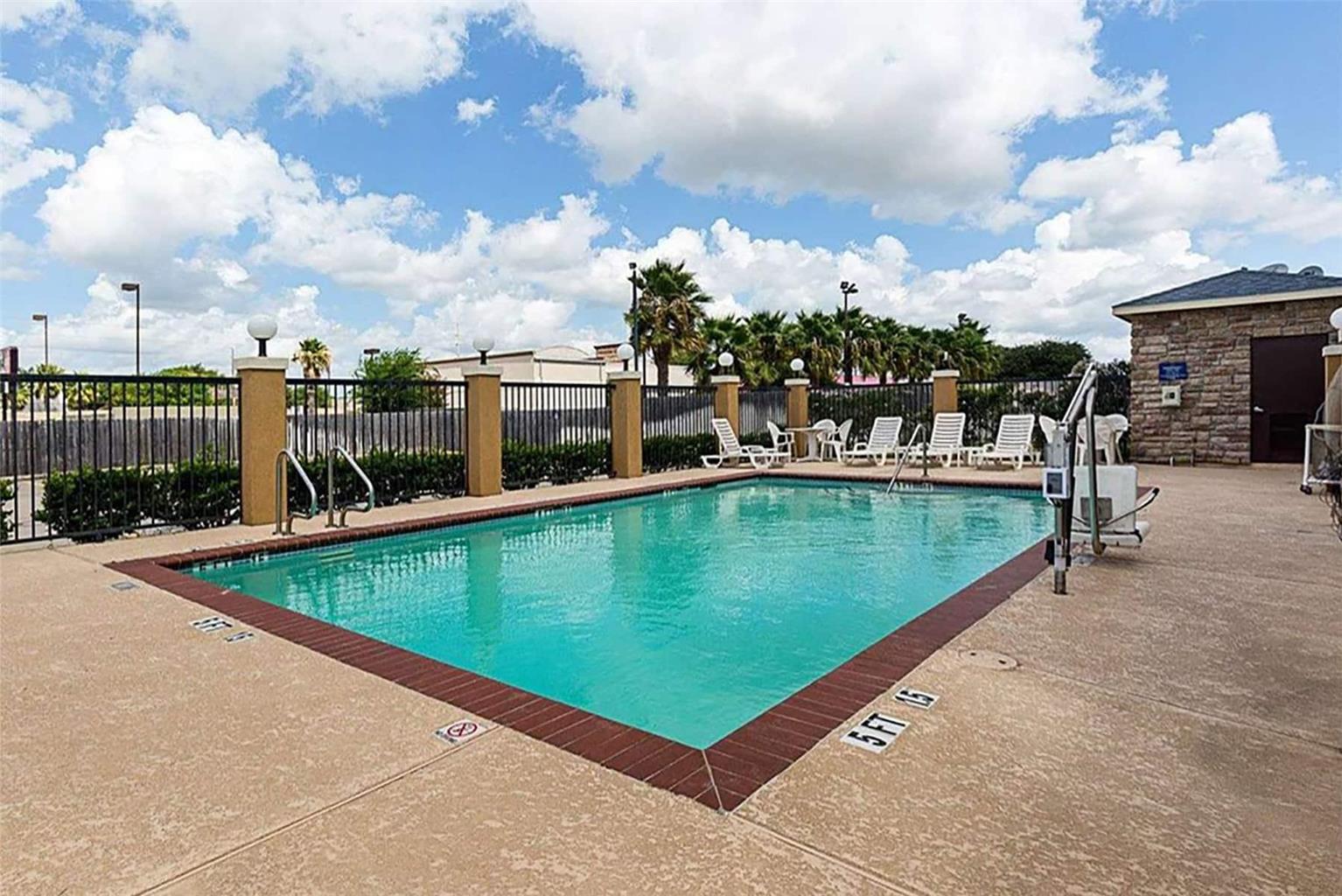 Days Inn & Suites by Wyndham Houston West Energy Corridor - photo 6