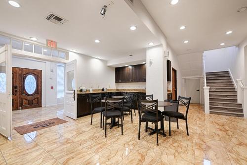 Hotel Dilley Grand - photo 13