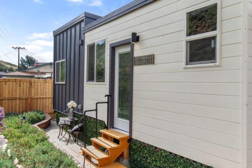 Tiny Farmhouse on Wheels — 4-Star Luxury Hotel in Santa Clarita, United States