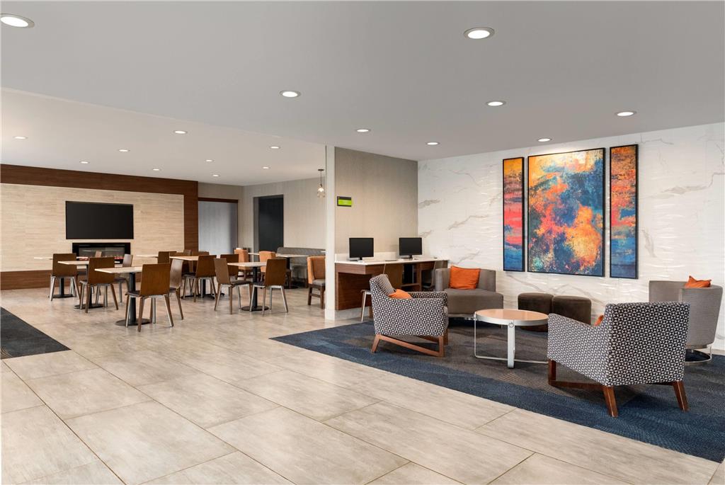 La Quinta Inn & Suites by Wyndham Montgomery - photo 4