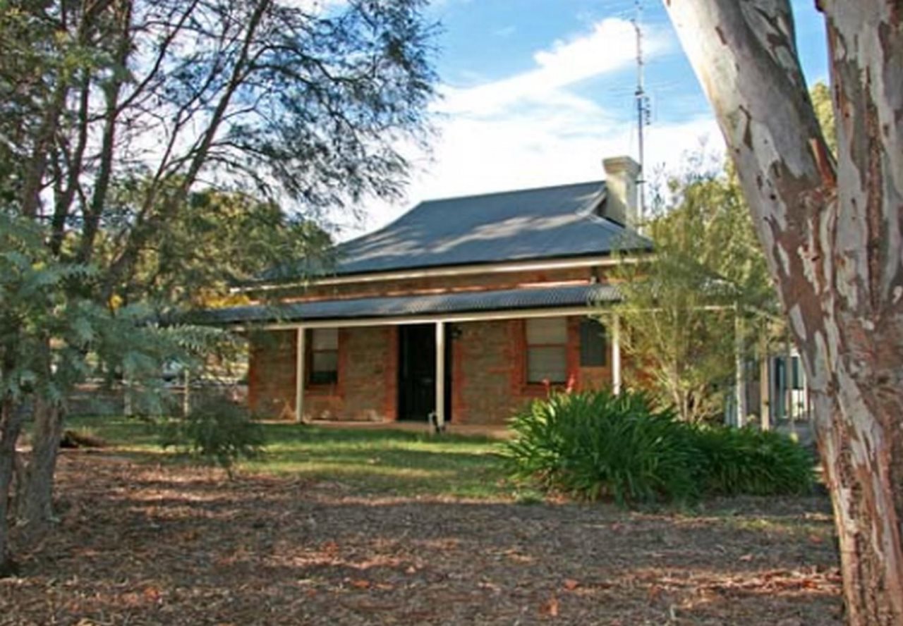 Cooke Cottage — 4-Star Luxury Hotel in Clare, Australia
