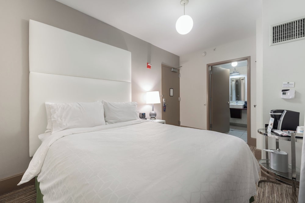 Holiday Inn Express Chicago Magnificent Mile - photo 11