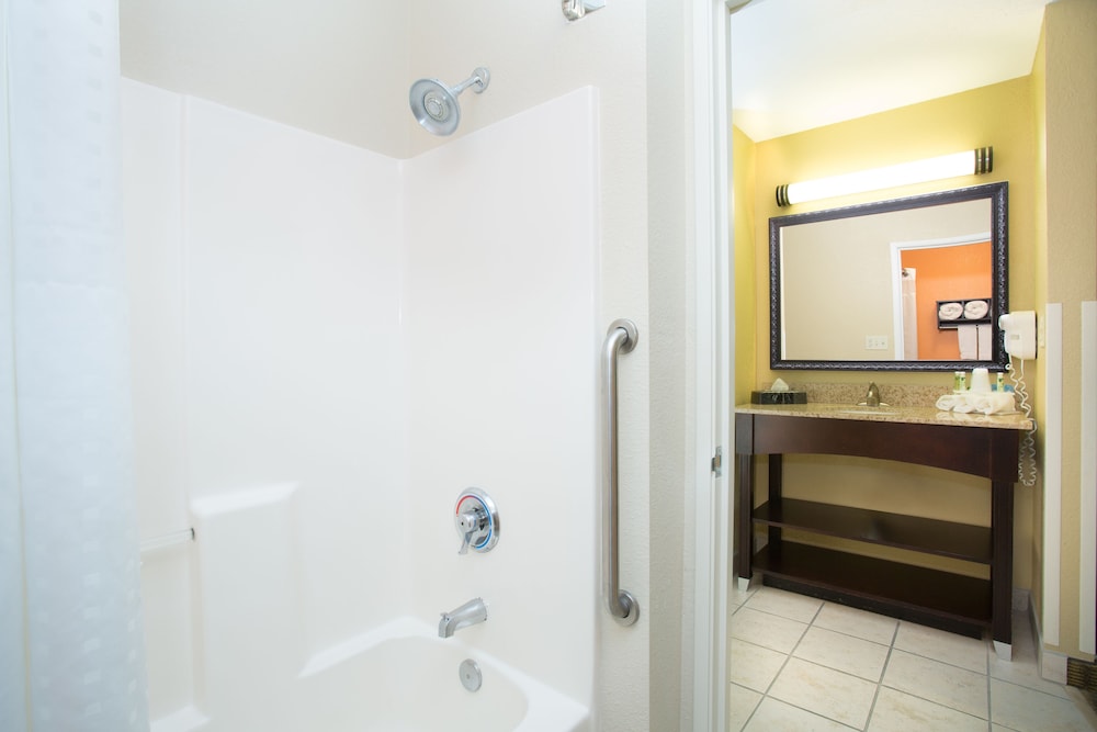 Holiday Inn Express & Suites Lexington by IHG - photo 15