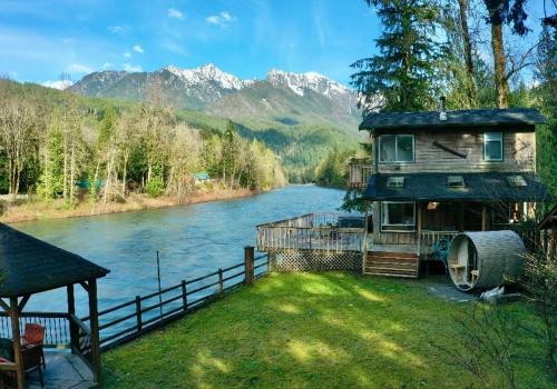 Riverfront Retreat Hot Tub Sauna Yard Gazebo and VIEWS — hotel in Gold Bar