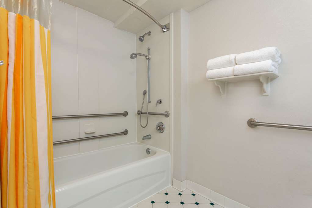 La Quinta Inn & Suites by Wyndham Lakeland West - photo 22