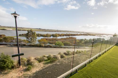 Serenity and sweeping Murray River views — hotel in Tailem Bend