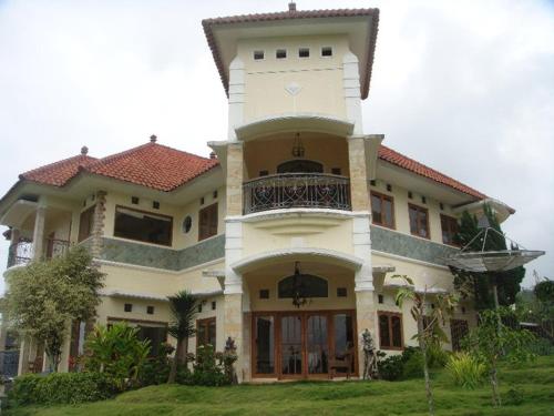 Villa Dahlia — 5-Star Luxury Hotel in Malang, Indonesia
