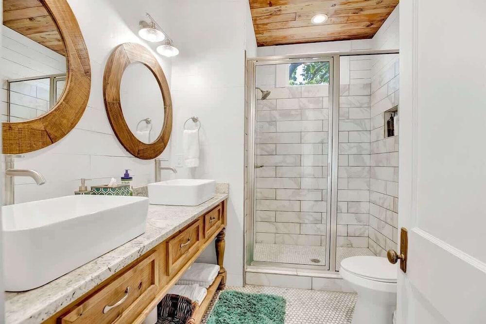 Luxury Combo Walk to Main with 2 Hot Tubs - photo 28
