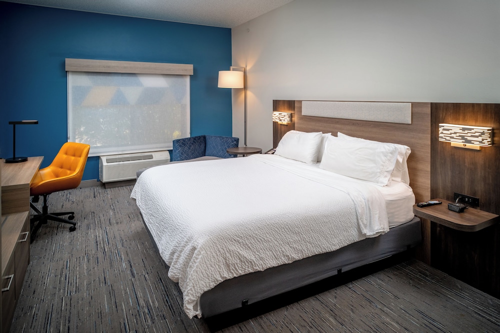Holiday Inn Express and Suites Fairmont by IHG - photo 20