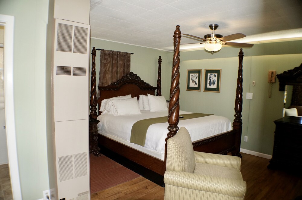 CedarWood Inn - photo 28