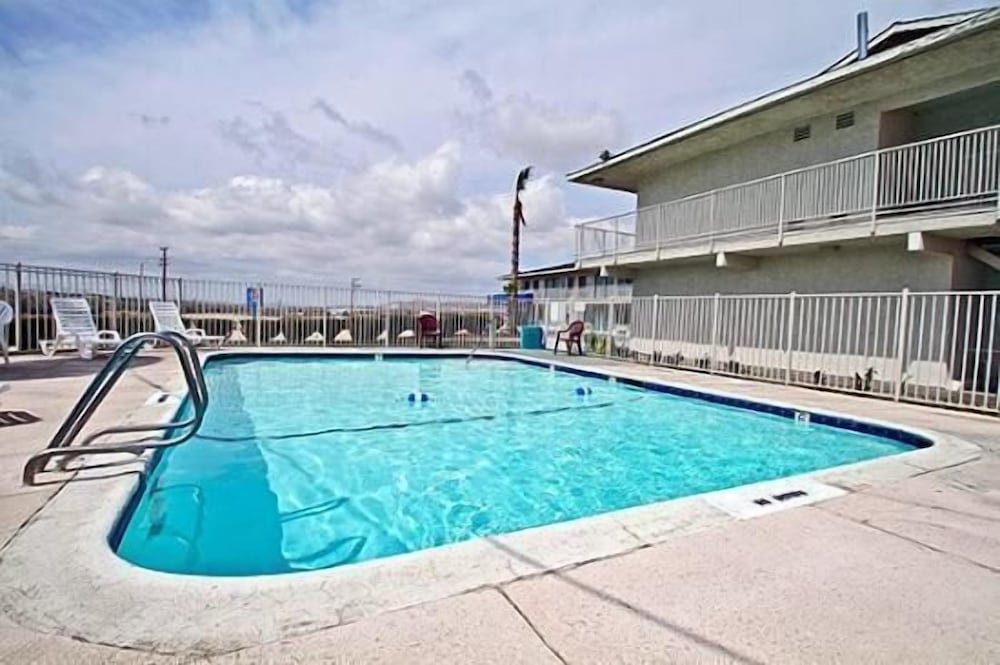 Hilltop Inn & Suites - photo 26