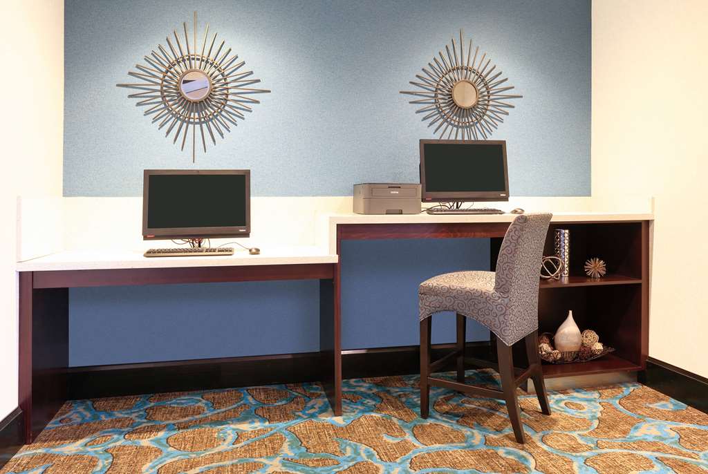 La Quinta Inn & Suites by Wyndham Dallas Grand Prairie South - photo 70