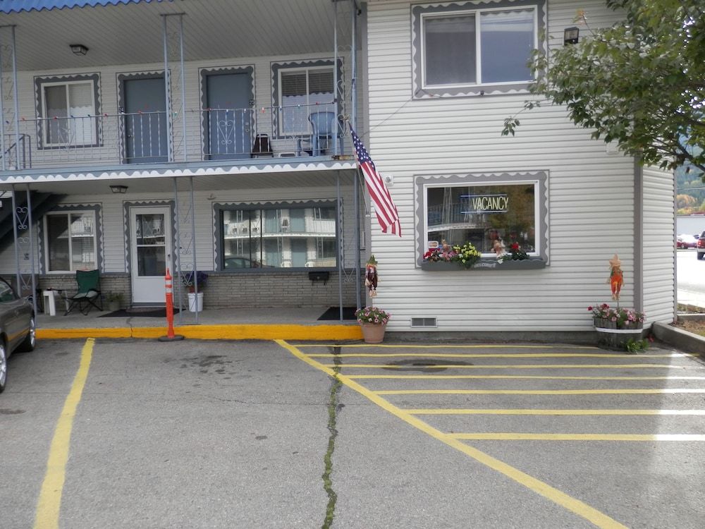 Trail Motel - photo 2