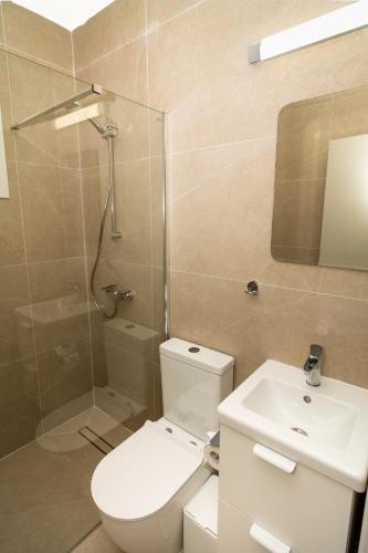 Olivia Mackenzie 2 Bedroom Flat with Pool
