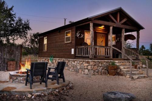 Rockin' R Ranch 4 Cabins & Sleeps 10 — 4-Star Luxury Hotel in Fredericksburg, United States