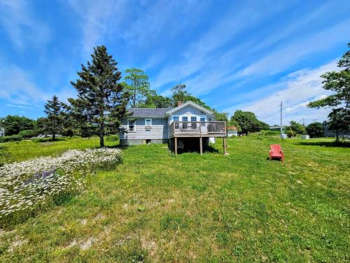 Waterfall Sea Cottage Family fire pit waterfront sleeps 4 — 4-Star Luxury Hotel in Gouldsboro, United States