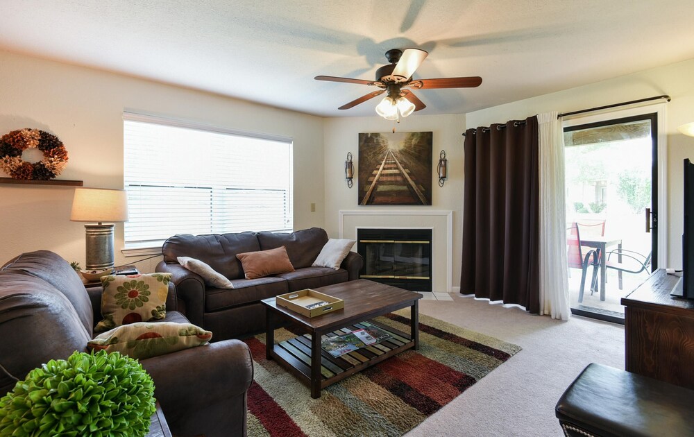Southern Paradise Resort Amenities Close to Downtown and the Branson Landing - photo 6