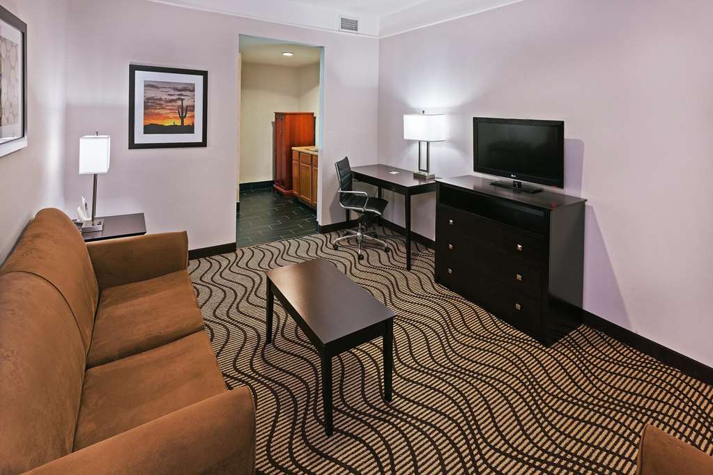 La Quinta Inn & Suites by Wyndham Pasadena - photo 25