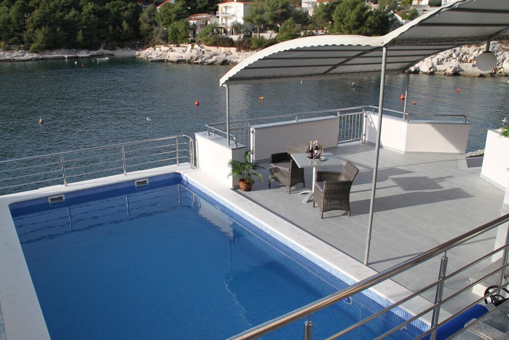 Villa Antonija 1607 — 4-Star Luxury Hotel in Rogoznica, Croatia