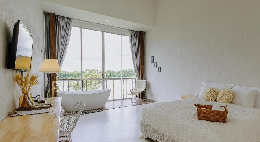 White Wall Riverfront Hotel in Kamphaeng Phet, Thailand