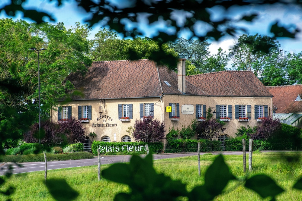 Le relais fleuri Hôtel et restaurant Logis Avallon in Avallon, France