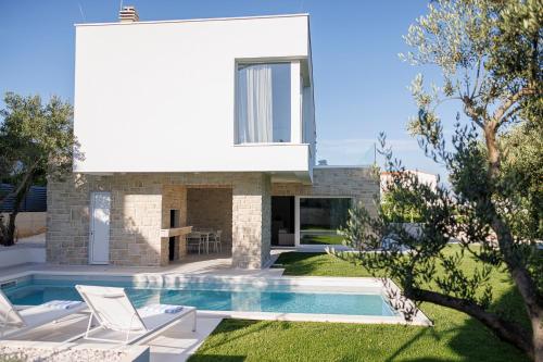 Villa Olea 2024 Heated Pool Sauna 400 m beach — 4-Star Luxury Hotel in Kastel Stafilic, Croatia