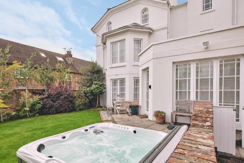 Coastal Manor Retreat — 4-Star Luxury Hotel in Hamble-Le-Rice, United Kingdom