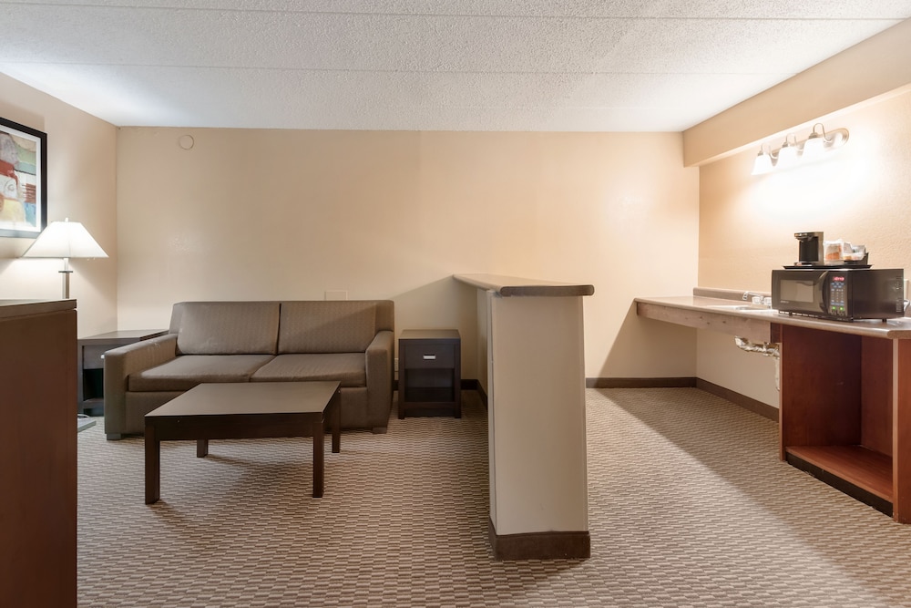 Quality Inn & Suites Cincinnati Uptown Norwood - photo 13