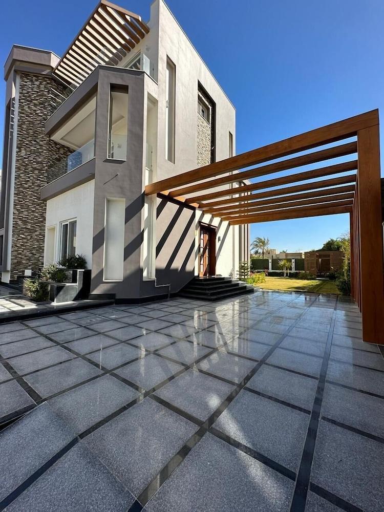 Beverly hills villa with pool — 4-Star Luxury Hotel in Giza, Egypt