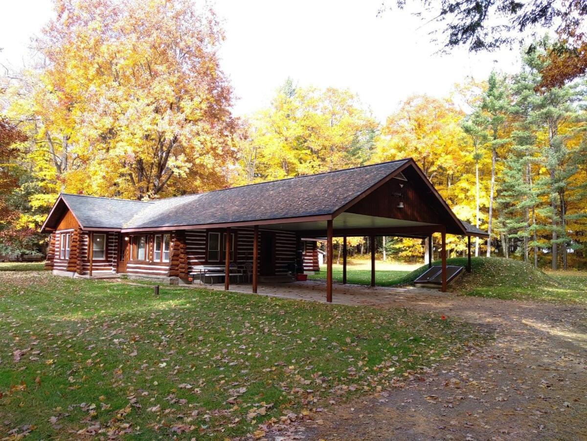 Lake Access Twin Birch Resort Kodiak Cabin in Traverse City, United States