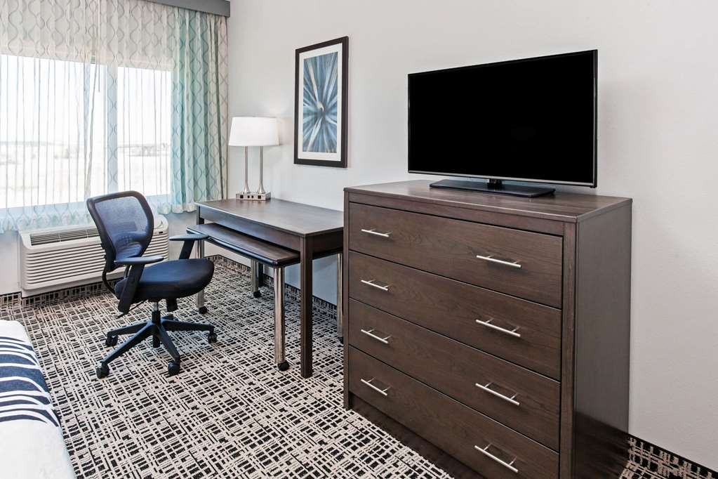 La Quinta Inn & Suites by Wyndham Lubbock South - photo 33