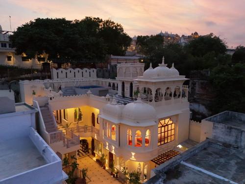 Saffronstays Rang Havelii Superior Room In Heritage Haveli Near City Palace With Rooftop Chhatri Pool In Udaipur — Udaipur