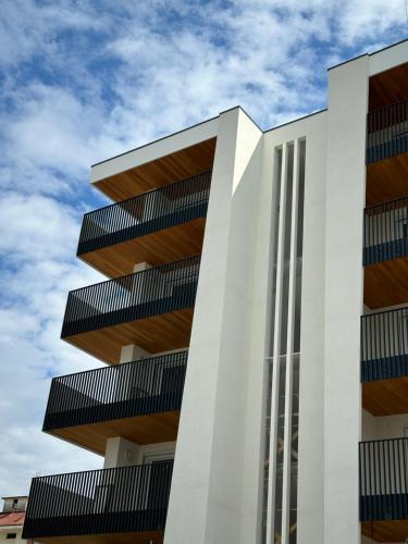 Beach Palace with small swimming pool private beach parking — 4-Star Luxury Hotel in Lido Di Jesolo, Italy
