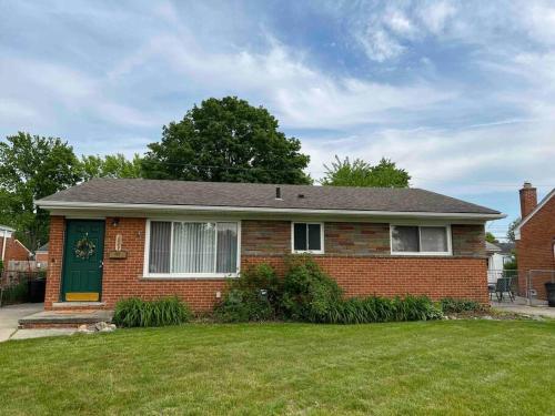 Cozy Bungalow in Madison Heights — 4-Star Luxury Hotel in Madison Heights, United States