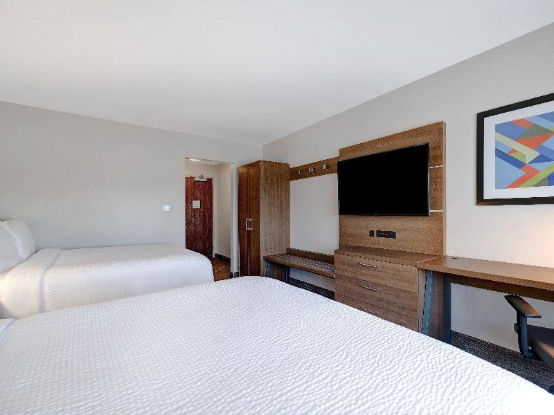 Holiday Inn Express & Suites Ann Arbor University South by IHG - photo 60