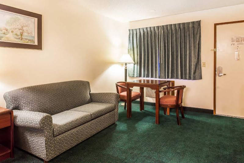 Econo Lodge Everett - photo 15