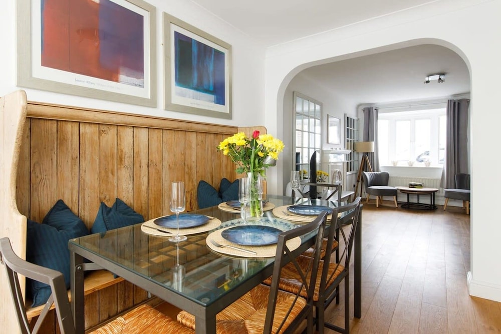Wonderful Seafront Home Panoramic Ocean Views — 4-Star Luxury Hotel in Selsey, United Kingdom
