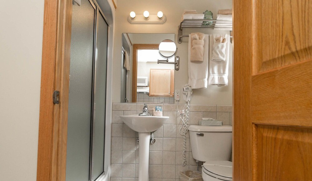 Lake Bluff Inn and Suites - photo 31