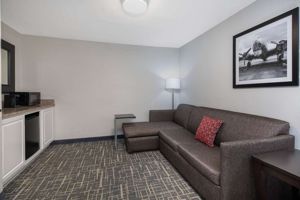 La Quinta Inn & Suites by Wyndham Atlanta Airport South - photo 10