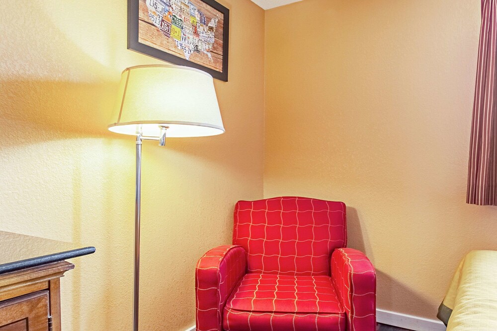 Knights Inn Utica - photo 5