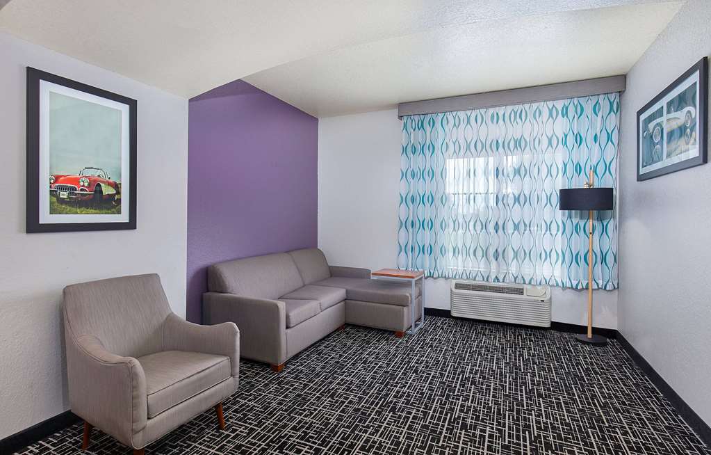 La Quinta Inn & Suites by Wyndham Bowling Green - photo 60