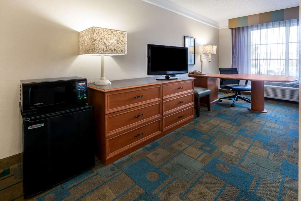 La Quinta Inn & Suites by Wyndham Phoenix West Peoria - photo 9