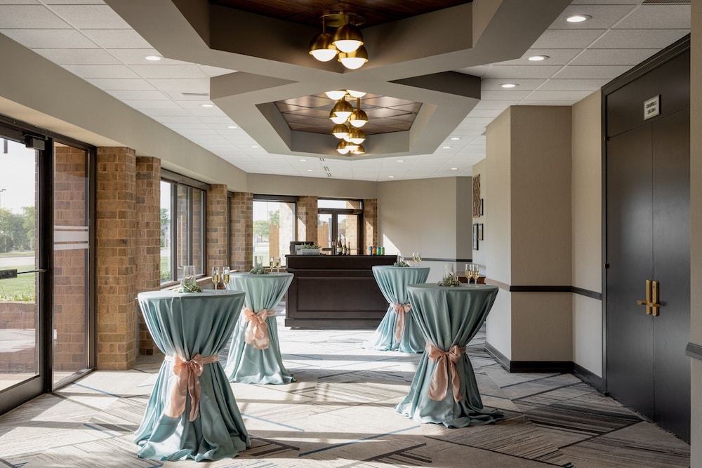 Four Points by Sheraton Milwaukee North Shore - photo 42