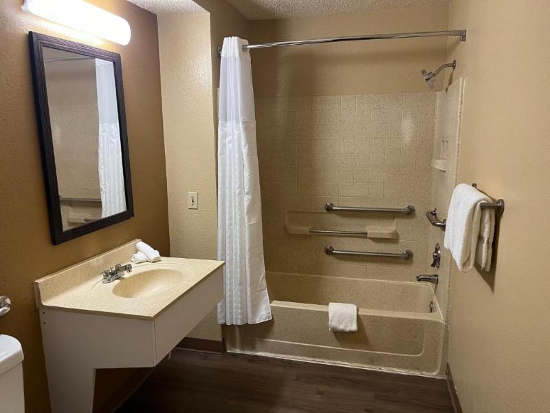 HomeTowne Studios & Suites by Red Roof Greensboro - photo 8