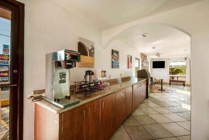Travelodge by Wyndham San Antonio Lackland AFB - photo 15