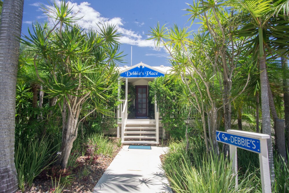 Debbie's Place — 4-Star Luxury Hotel in Rainbow Beach, Australia