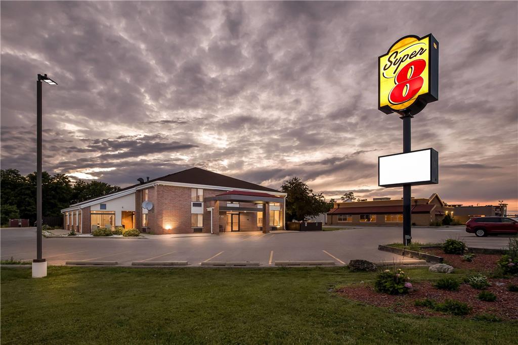 Super 8 by Wyndham Watertown WI - photo 4