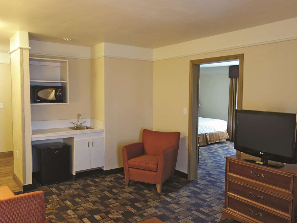 La Quinta Inn & Suites by Wyndham Seguin - photo 30