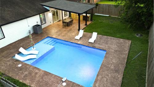 Newly updated Cozy Home with Pool Patio BBQ 5BR — 4-Star Luxury Hotel in Houston, United States